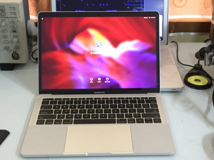 MacBook Pro A1708 khởi động có âm thanh không hình 